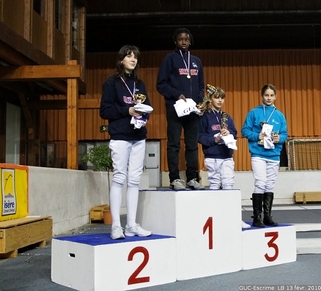 DSC00295.jpg - 13 février 2010, championnat départemental benjamin : podium épée féminine