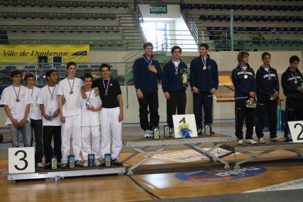 podium france cadet.jpg - Championats de France cadets par équipe, 1ère division : Gabriel, Cyril et Nirina sur la 3e marche du podium. (sur la gauche)