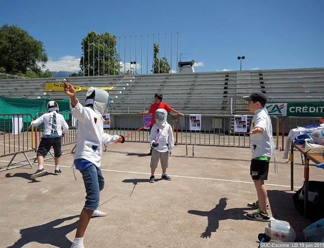 DSC04044.JPG - Fête des Sports, anneau de vitesse de Grenoble, juin 2011 :  les jeunes du GUC-Escrime se sont relayés toute la journée pour diriger les initiations.