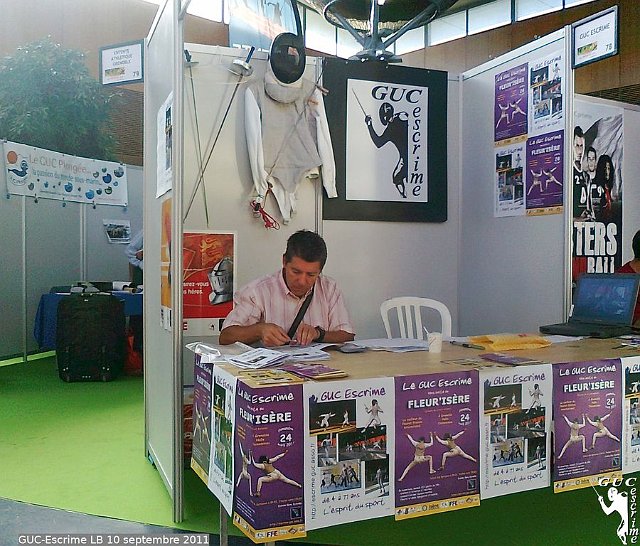 2011_forum_5.jpg - Le bureau GUC-Escrime au forum des sports 2011 (Grenoble, Grand-Place)