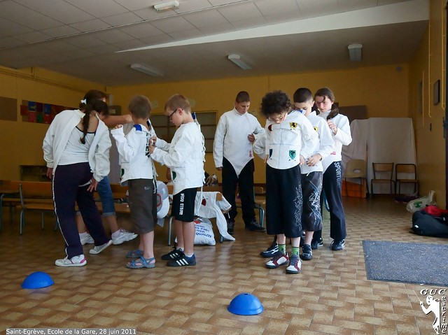 070_DSC04081r.JPG - Action GUC-Escrime en CLIS à Saint-Egrève : tournoi de fin de cycle, le 28 juin : on se prépare pour les assauts