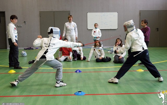 DSC05495.JPG - La finale, très disputée, est observée attentivement par les camarades.