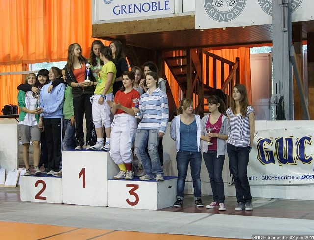 DSC03901.JPG - 2 juin 2011, zone sud-est, minimes par équipes : podium sabre féminin : 1er "DAUPHINE-SAVOIE 2" ; 2e "DAUPHINE-SAVOIE 1" ; 3e "PROVENCE" ; 4e : "DAUPHINE-SAVOIE 3"
