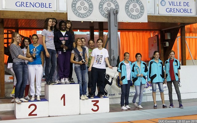 DSC03916.JPG - 2 juin 2011, zone sud-est, minimes par équipes : podium épée féminine :1er DAUPHINE-SAVOIE-1, 2e PROVENCE-1, 3e LYON-1, 4e COTE D'AZUR