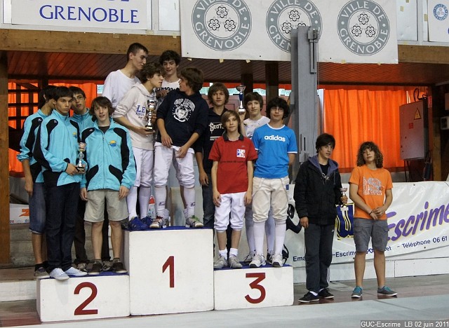 DSC03923.JPG - 2 juin 2011, zone sud-est, minimes par équipes : podium épée masculine:1er  LYONNAIS-1, 2e COTE D'AZUR, 3e LYONNAIS-2, 4e DAUPHINE-SAVOIE-2