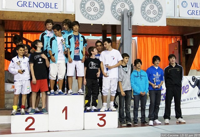DSC03933.JPG - 2 juin 2011, zone sud-est, minimes par équipes : podium fleuret masculin :1er COTE D'AZUR, 2e PROVENCE-2, 3e DAUPHINE-SAVOIE-1, 4e LYONNAIS-2