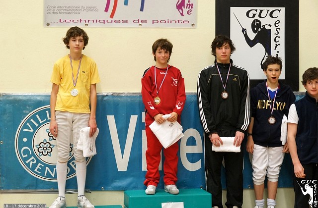 DSC05691a.jpg - Samedi 17 décembre 2011 : Championnat Rhône-Alpes, catégorie minimes : podium fleuret masculin