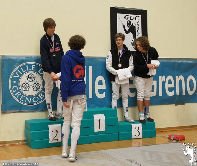 DSC05895.JPG - Dimanche 18 décembre 2011 : Championnat Rhône-Alpes, catégorie minimes, podium épée masculine