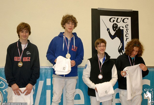 DSC_1008.JPG - Dimanche 18 décembre 2011 : Championnat Rhône-Alpes, catégorie minimes, podium épée masculine