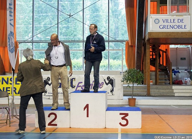 DSC03174.JPG - 23 avril 2011, championnat Rhône-Alpes vétérans, podium épée V3 :1er Bernard DANGREAUX (Grenoble Parmentier), 2e François RAPHAEL-AMANRICH (Romans)