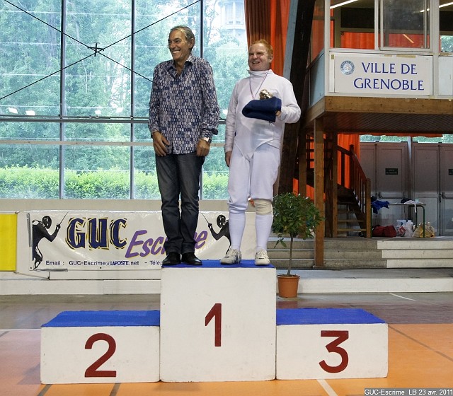 DSC03181.JPG - 23 avril 2011, championnat Rhône-Alpes vétérans, podium fleuret V2 et V3Albert DANAN (V3 Parmentier), Jean-Pierre FOURNIER (V2, GUC), 