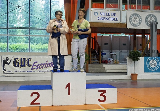 DSC03183.JPG - 23 avril 2011, championnat Rhône-Alpes vétérans, podium spécial Dames fleuretMireille DUMAS (Privas) et Nathalie BAILLY (Bron)
