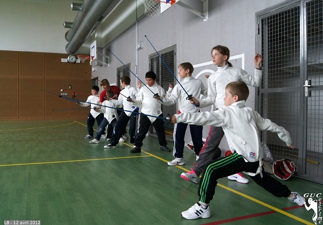 DSC06384.JPG - La jeune classe répète les gestes de base avant de démarrer les assauts.