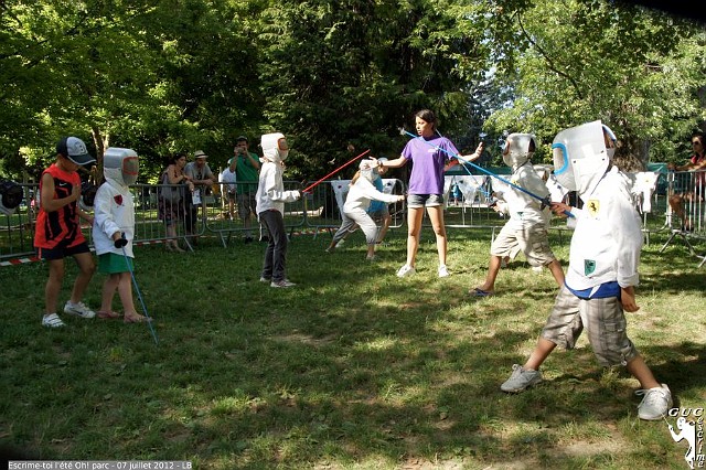 DSC07035_1.JPG - "Escrime-toi l'été Oh! parc" à Grenoble en juillet et août 2012 : les jeunes du GUC arbitrent les assauts.