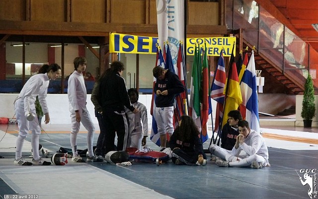 DSC06590_1.JPG - CAD'ISERE 2012 (open cadets par équipes mixtes) : les "Parmentier" ont établi leur quartier général au pied des drapeaux