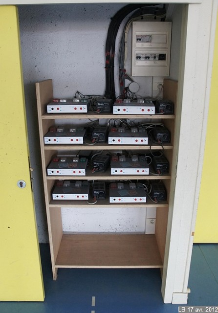 DSC06461_1.JPG - Salle Hoche : ancienne installation : les appareils de détection sont regroupés dans un placard et commandent les afficheurs fixés dans la salle.