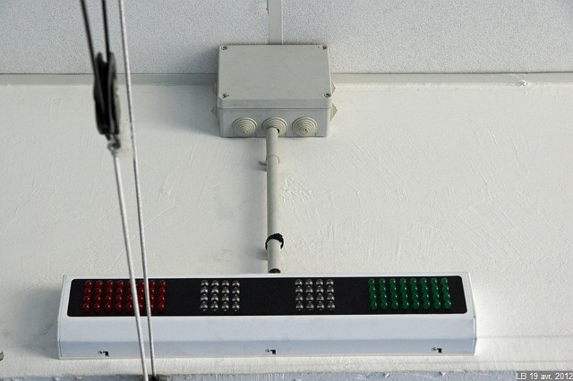 DSC06483_1.JPG - Salle Hoche : nouvelle installation : des répéteurs font face aux appareils des deux pistes centrales.