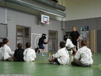 ...devant leurs camarades attentifs.