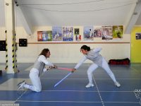 ...et coupe la main du Chevalier (re-visionnez les films de la série, c'est la coutûme).